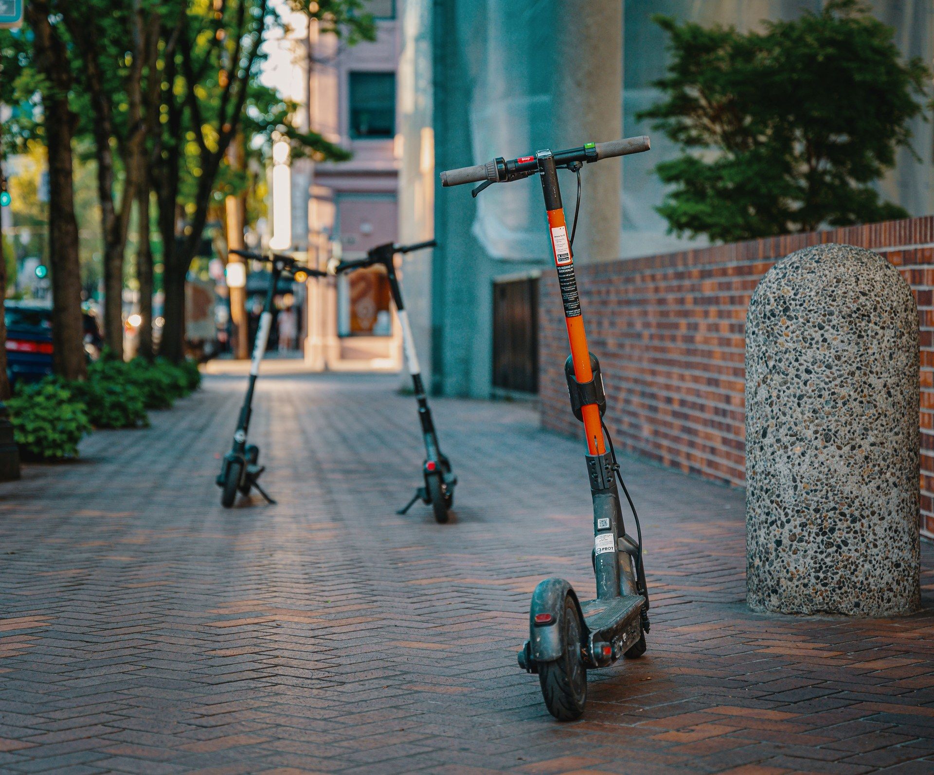 Abgestellte E-Scooter auf einem Gehweg in der Innenstadt