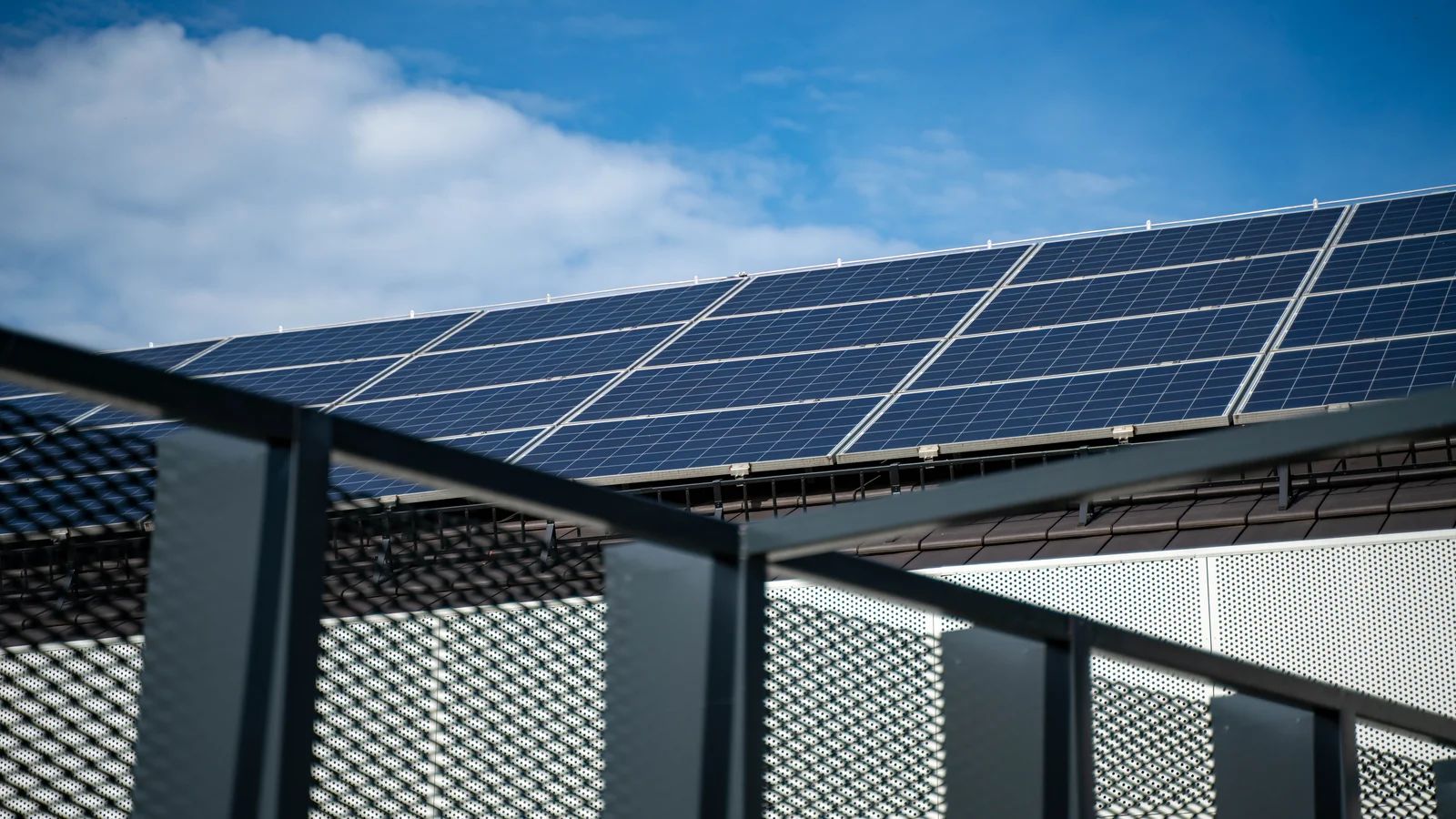 Moderne Solarmodule vor blauem Himmel als Symbolbild für Solarstrom