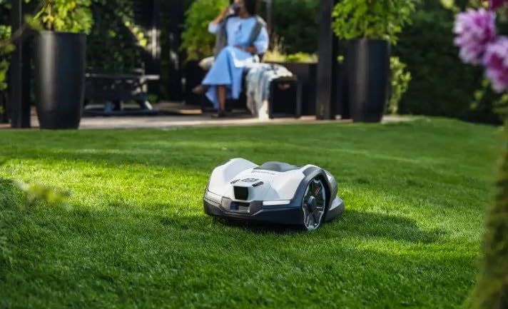 Husqvarna Automower 405VE NERA beim Mähen im Garten