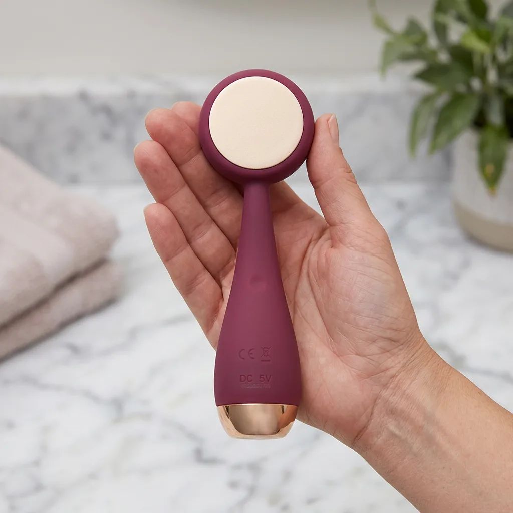 KI-Visualisierung: PMD Beauty PMD Clean Pro Gesichtsreinigungsbürste in einer Hand gehalten