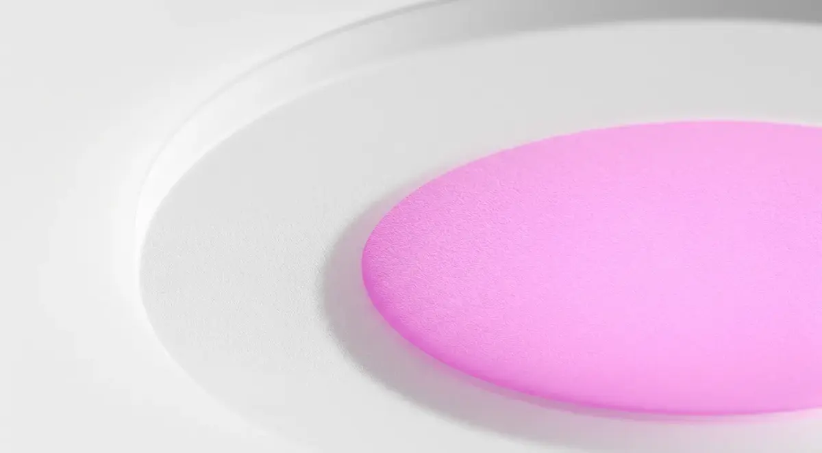 KI-Visualisierung: Philips Hue Slim Einbauleuchte 90 mm eine rosa leuchtende Einbauleuchte in einer Decke