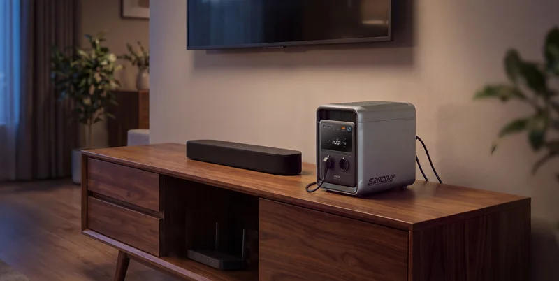 Anker SOLIX S2000 vollständig auf einem Sideboard